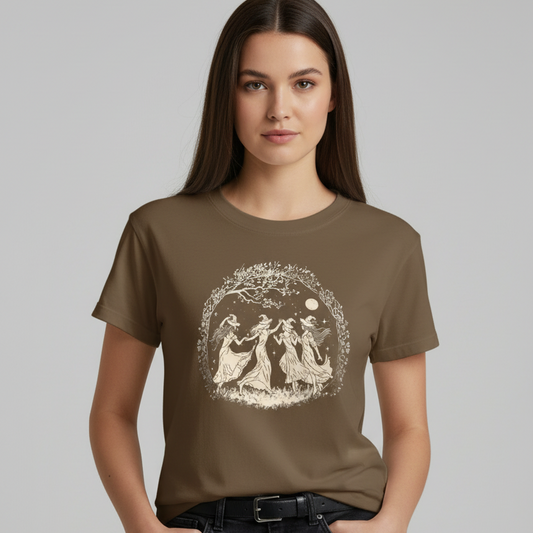 Camiseta Feminina Dança Ritual | Silhuetas Místicas e Galhos ao Redor