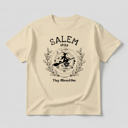 Camiseta Unissex Algodão Halloween 2025 " Salem they missed one "